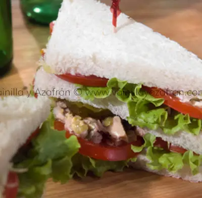 Club sándwich de atún con alcachofas