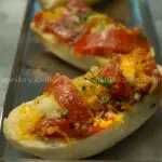 Pizza de peperoni y queso fontina en pan baguette