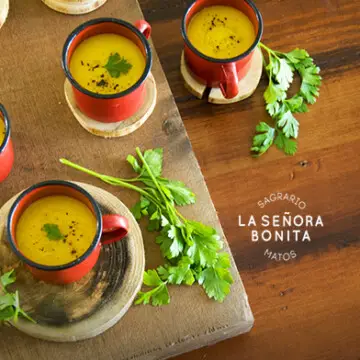 Sopa cremosa de garbanzos y pollo