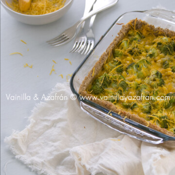 Pastel de pan, queso y brócoli