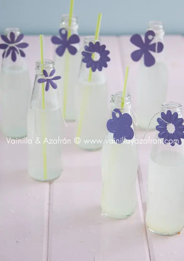 Limonadas en envases decorados que invitan a refrescarse