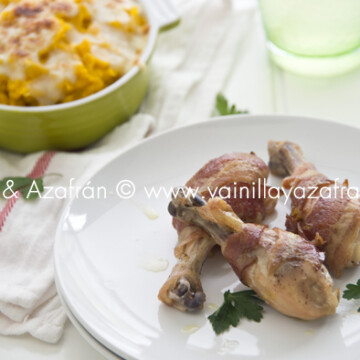 Muslos de pollo horneado con tocineta con puré de auyama gratinado