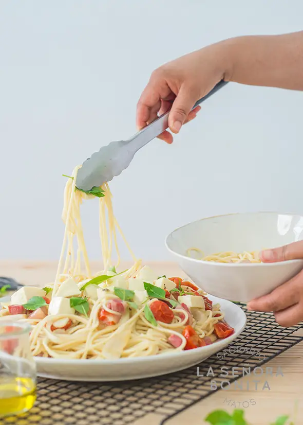 Spaghetti con vegetales y pancetta 