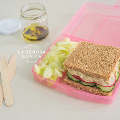 emparedado de salmón con vegetales