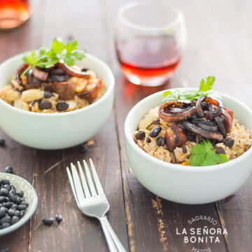 Moro de habichuelas o judías negras con chicharrón y pan de fruta o castañas