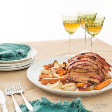 Pechuga de pavo ennvuelta en tocineta con salsa de vino o gravy