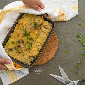 Papas gratinadas con crema , espinaca y queso