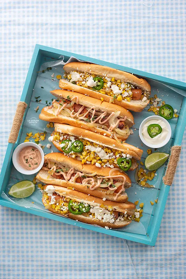 Hot Dogs con Tope de Maiz, Jalapeño y Queso Fresco y Hot Dogs con Tocineta y Cebollas Caramelizadas/ Sagrario Matos Recetas